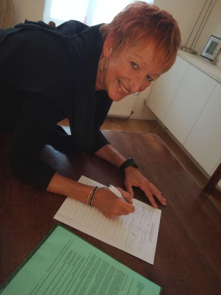Eva Rossmann beim Unterschreiben der Petition